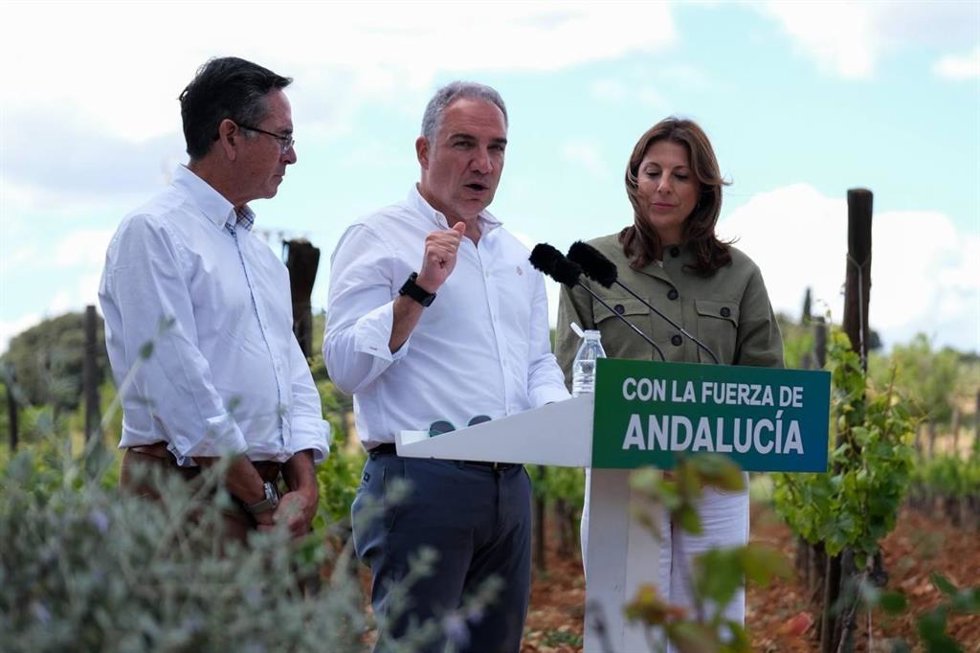 El vicesecretario de Política Autonómica, Local y Análisis Electoral del PP, Elías Bendodo, junto al candidato Dani Castilla y la alcaldesa de Ronda, Maripaz Fernández.