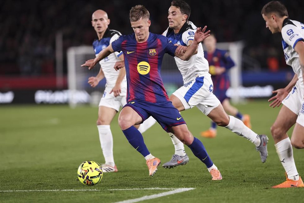 Archivo - Dani Olmo entre jugadores del Alavés en el Barça-Alavés de LaLiga EA Sports 2025/26 en el Spotify Camp Nou