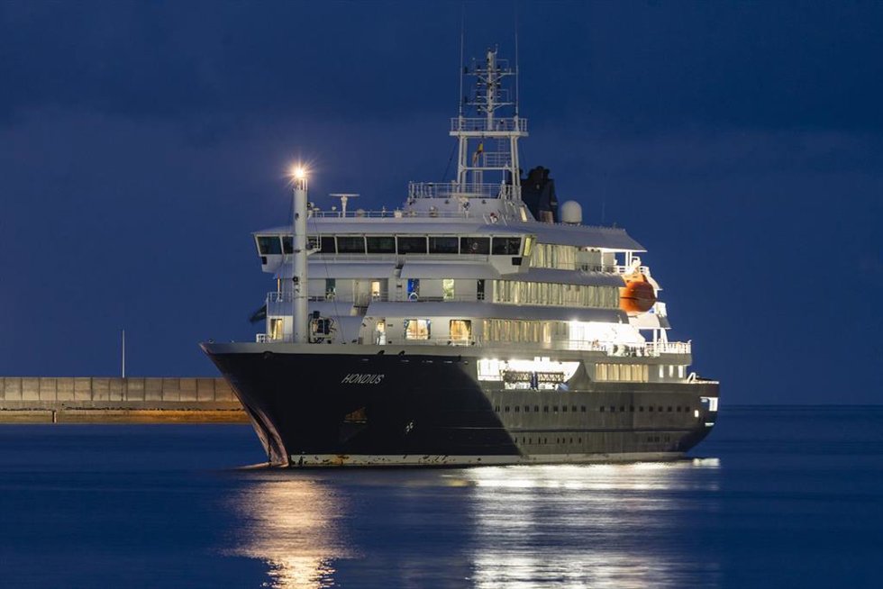 El crucero MV Hondius fondea cerca del puerto de Granadilla, a 10 de mayo de 2026, en Granadilla de Abona, Tenerife. 