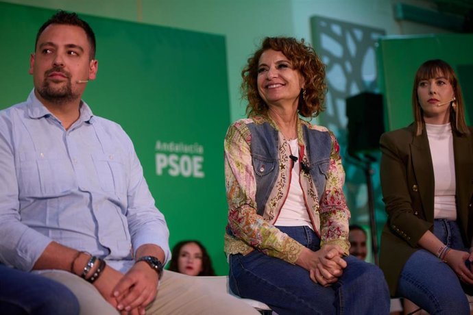 La secretaria general del PSOE-A y candidata a la Junta de Andalucía, María Jesús Montero, en un acto de campaña en Martos (Jaén).