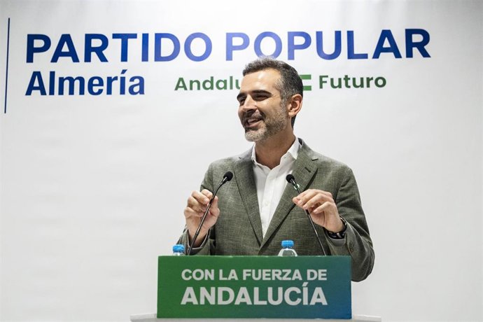 El presidente del PP de Almería y candidato al Parlamento Andaluz, Ramón Fernández-Pacheco, interviene en un acto de campaña organizado. Imagen de archivo.