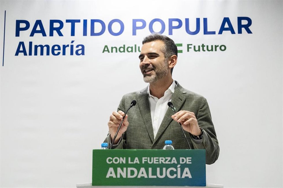 El presidente del PP de Almería y candidato al Parlamento Andaluz, Ramón Fernández-Pacheco, interviene en un acto de campaña organizado. Imagen de archivo.