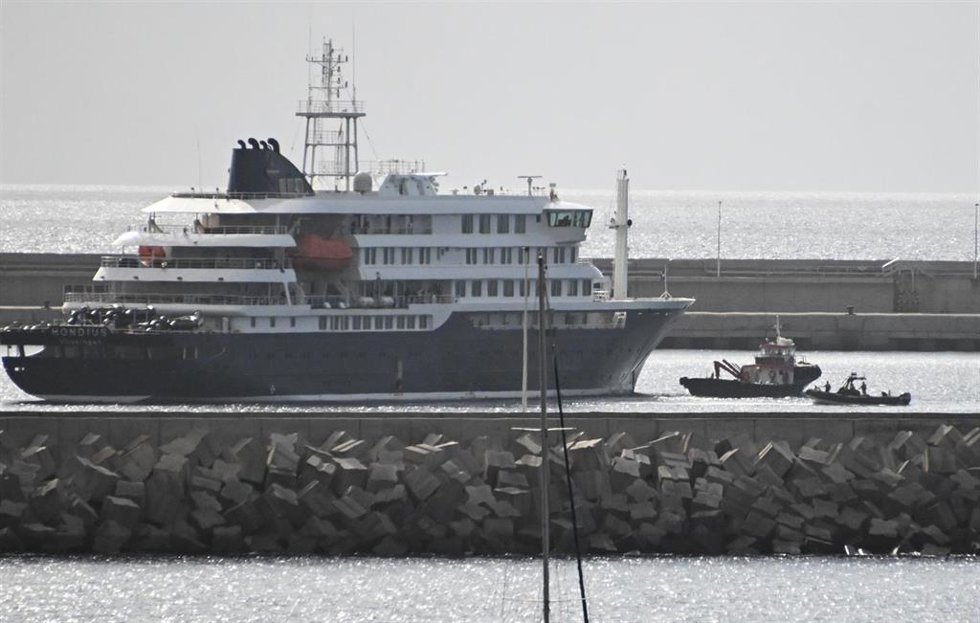 El crucero 'MV Hondius' en el puerto de Granadilla, Tenerife, España