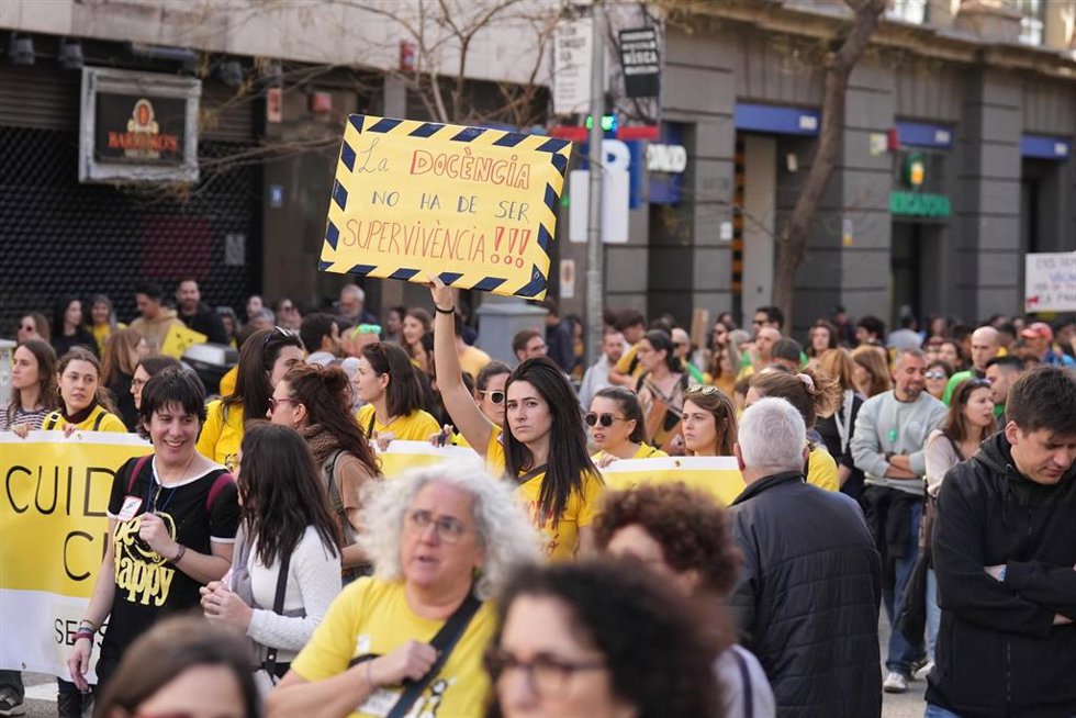 Archivo - Decenas de personas durante una manifestación con motivo de la huelga de docentes en Catalunya
