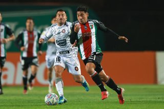 Futbol, Palestino vs Deportes Limache Fecha 5, Copa de la Liga 2026. El jugador de Palestino Dilan Salgado, derecha, disputa el balon contra Jean Meneses, de Deportes Limache durante el partido de copa de la liga por el grupo C disputado en el estadio