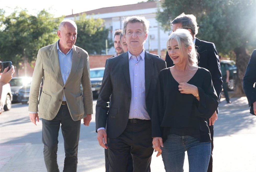El líder del PP, Alberto Núñez Feijóo, participa en un mitin en Tomares (Sevilla) ante las elecciones andaluzas del 17 de mayo.