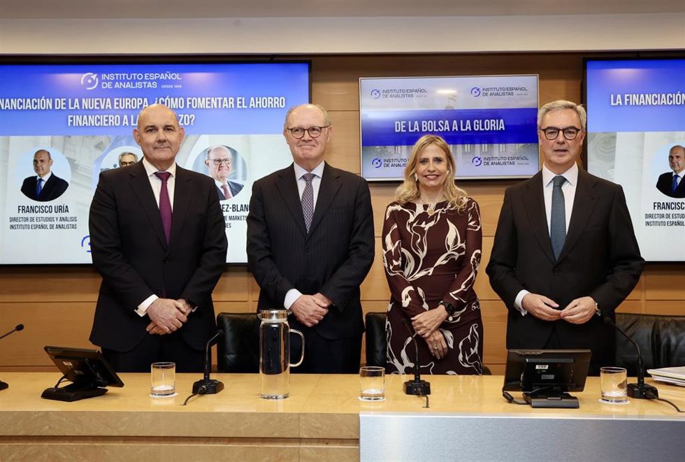 De izquierda a derecha: Francisco Uría, director de Estudios y Análisis del Instituto Español de Analistas (IEA); David Jiménez-Blanco, presidente de BME Markets & Exchanges; Lola Solana, presidenta del IEA; y José Sevilla, presidente de Unicaja.