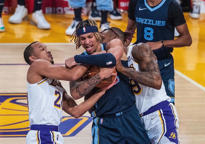 Archivo - 24 October 2021, US, Los Angeles: Los Angeles Lakers players Avery Bradley (L), Dwight Howard (R) and Memphis Grizzlies player Brandon Clarke battle for the ball during the NBA basketball match between Los Angeles Lakers and Memphis Grizzlies at