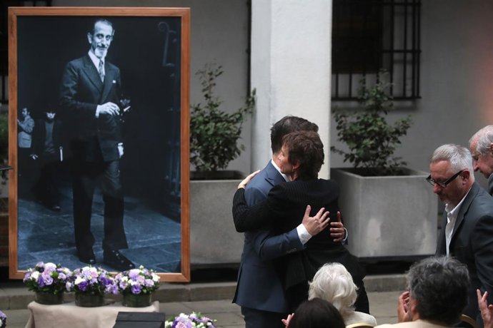 Santiago, 15 de marzo de 2024. Presidente de la República, Gabriel Boric junto a la ministra del Interior y Seguridad Pública, participa de la ceremonia de homenaje al exministro del Interior y Defensa Nacional del Presidente Salvador Allende Gossens,