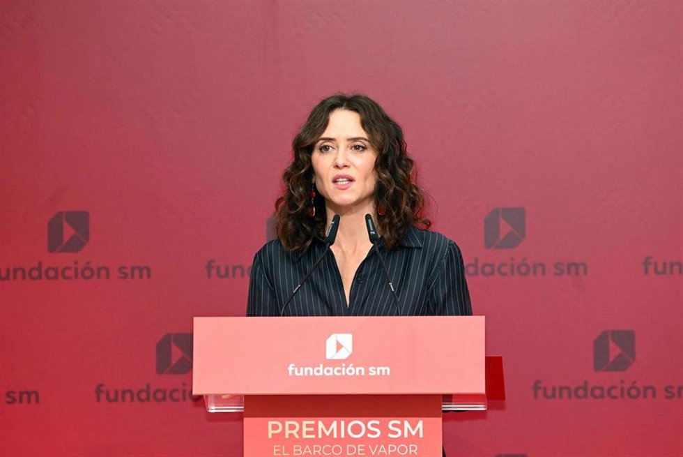 La Presidenta de la Comunidad de Madrid, Isabel Díaz Ayuso, durante la entegra de los galardones a los autores premiados en la 48ª edición de los Premios SM de Literatura Infantil 