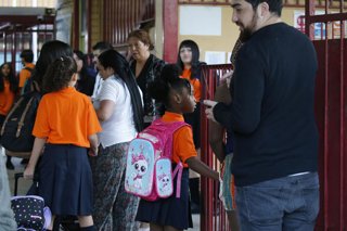 Santiago, 5 de marzo de 2024 Escolares son fotografiados durante la visita a la comunidad educativa de la Escuela Republica de la India   Dragomir Yankovic/Aton Chile