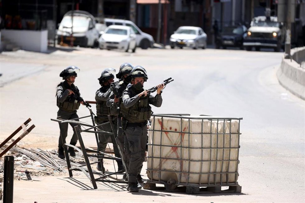 Efectivos de las fuerzas israelíes en un campo de refugiados cerca de Ramala, en Cisjordania