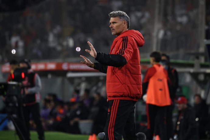 Futbol, Colo Colo vs Deportes Concepcion Fecha 5, Copa de la  Liga  2026. El entrenador de Colo Colo Fernando Ortiz es fotografiado durante el partido de Copa de La Liga contra Deportes Concepcion disputado en el estadio Monumental de Santiago,