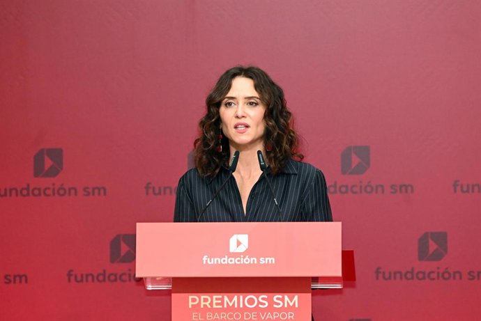 A presidente da Comunidade de Madri, Isabel Díaz Ayuso, durante a cerimônia de entrega dos prêmios aos autores vencedores da 48ª edição dos Prêmios SM de Literatura Infantil “El Barco de Vapor” e “Gran Angular” 2026, na Real Casa de Correos, em 1
