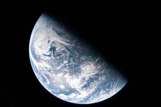 Archivo - April 3, 2026, Orion Capsule, Outer Space: the first views of Earth taken by NASA astronaut and Artemis II Commander Reid Wiseman from a window of Orion spacecraft as it heads to the Moon, April 2, 2026, from Space.,Image: 1088500822, License: R
