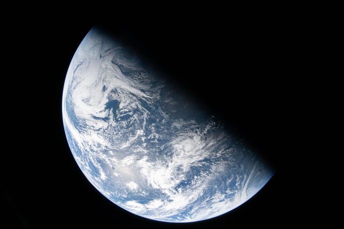 Archivo - April 3, 2026, Orion Capsule, Outer Space: the first views of Earth taken by NASA astronaut and Artemis II Commander Reid Wiseman from a window of Orion spacecraft as it heads to the Moon, April 2, 2026, from Space.,Image: 1088500822, License: R