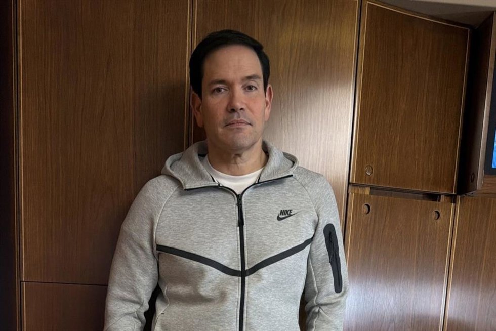 El secretario de Estado de Estados Unidos, Marco Rubio, desde el avión presidencial Air Force One