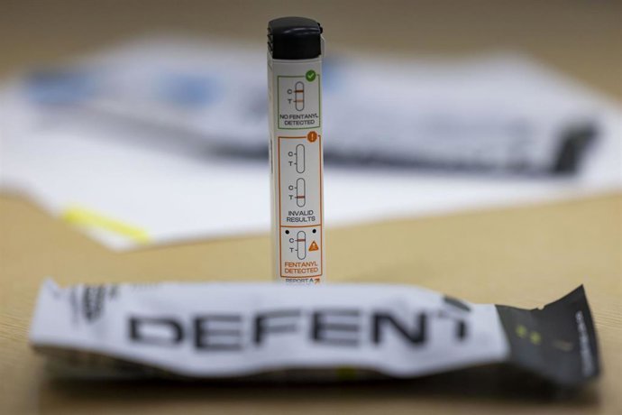 Archivo - Se muestra Defent One, un dispositivo para la detección de fentanilo, durante la capacitación de trabajadores sociales el martes 30 de diciembre de 2025 en las oficinas del Grupo de Trabajo contra la Heroína y los Opioides del Lado Oeste