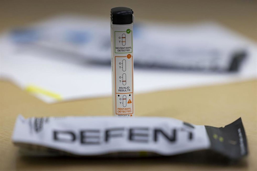 Archivo - Se muestra Defent One, un dispositivo para la detección de fentanilo, durante la capacitación de trabajadores sociales el martes 30 de diciembre de 2025 en las oficinas del Grupo de Trabajo contra la Heroína y los Opioides del Lado Oeste