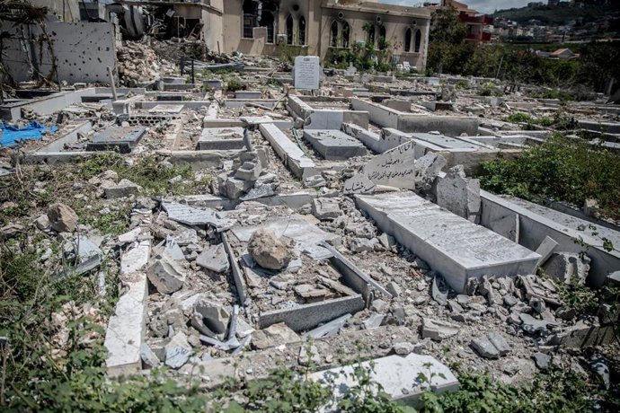 Archivo - Cementerio alcanzado por ataques israelíes en el sur de Líbano