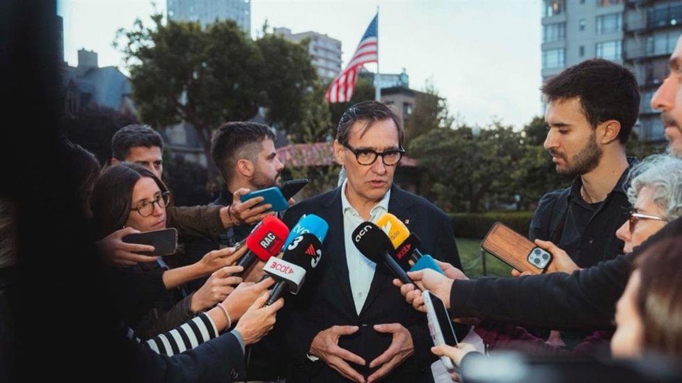 El presidente de la Generalitat, Salvador Illa, en una atención a los medios desde California (Estados Unidos), donde este miércoles inicia un viaje institucional