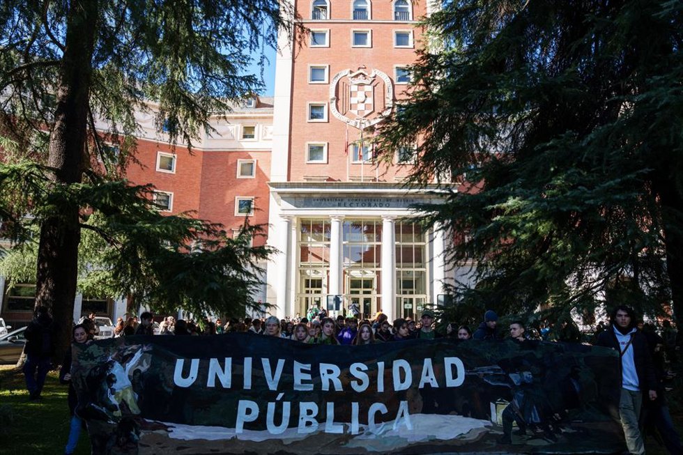 Archivo - Varias personas durante una marcha, a 27 de noviembre de 2025, en Madrid (España). Las Universidades Públicas iniciaron ayer una huelga para pedir a la Comunidad de Madrid que retire la futura Ley de Universidades y exigir más financiación. En c