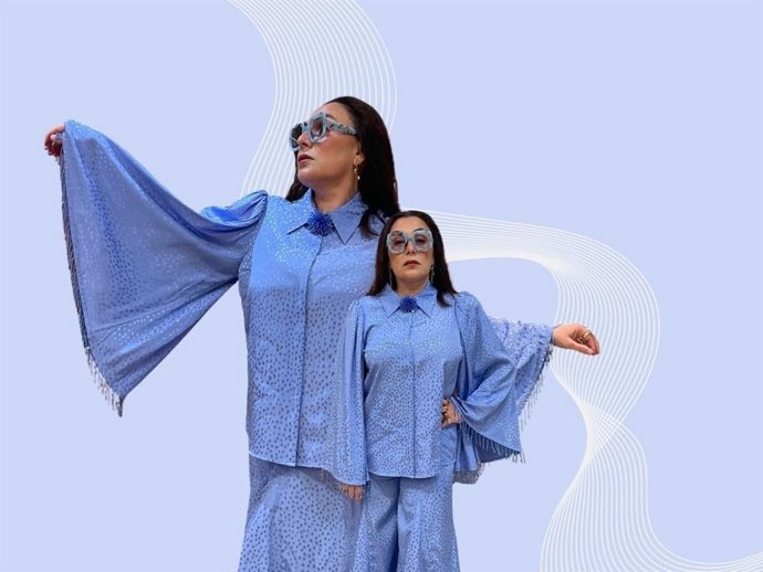 Candela Peña revive el glamour de los años 70 con su look más fluido en 'La Revuelta'