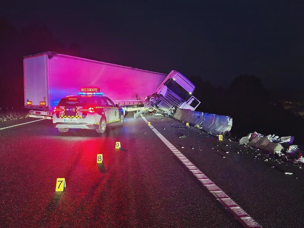 Accidente camión en la A-52, a su paso por Melón.