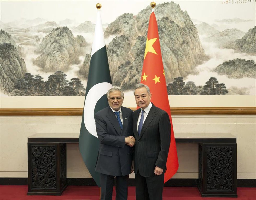 Archivo - Encuentro en Pekín entre los ministros de Exteriores de China y Pakistán, Wang Yi (derecha) e Ishaq Dar (izquierda), respectivamente, el 31 de marzo de 2026 (archivo)