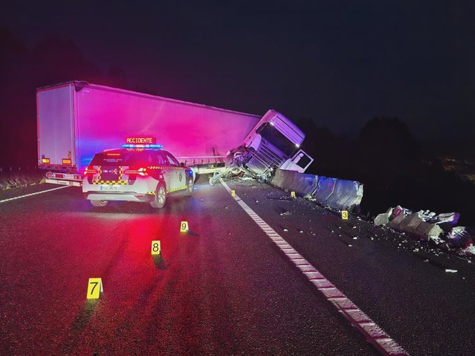 Acidente com caminhão na A-52, na altura de Melón.