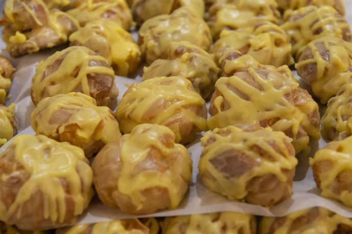 Archivo - Rosquillas de limón de San Isidro expuestas en el Horno de San Onofre, a 13 de mayo de 2021, en Madrid (España). 