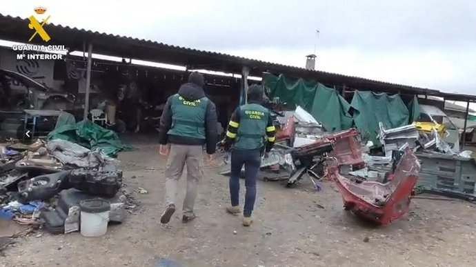Agentes de la Guardia Civil en una chatarrería