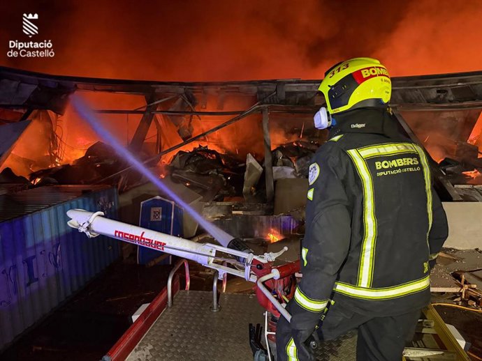 Bomberos sofocan incendio en Vall d'Alba