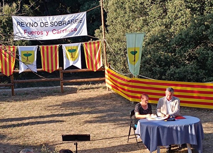 Firma entre el anterior consejero de Medioambiente y Turismo del Gobierno de Aragón, Manuel Blasco, y la Asociación 'Amigos de la carrasca de Lecina y del Municipio' para hacer el centro de visitantes