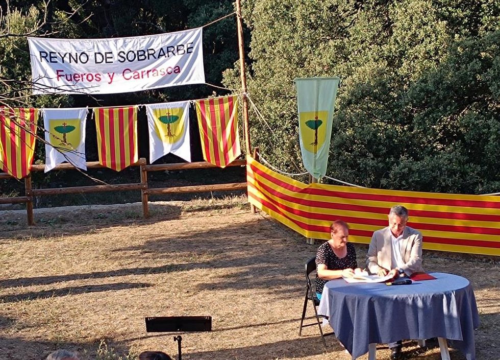 Firma entre el anterior consejero de Medioambiente y Turismo del Gobierno de Aragón, Manuel Blasco, y la Asociación 'Amigos de la carrasca de Lecina y del Municipio' para hacer el centro de visitantes