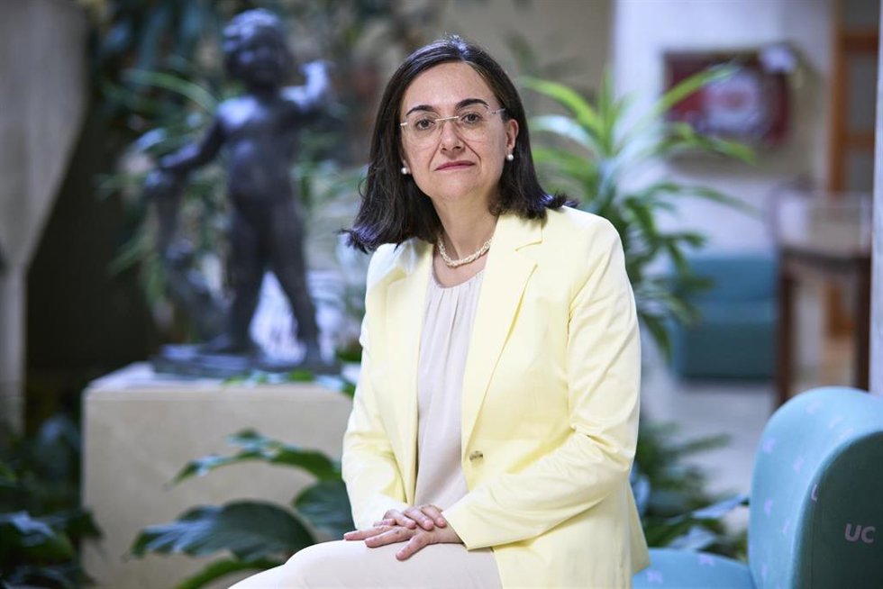 Archivo - La rectora de la Universidad de Cantabria, Conchi López, posa para Europa Press
