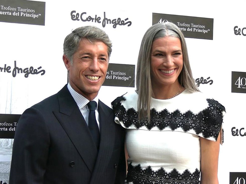 Manuel Escribano y Laura Sánchez en los Premios Taurinos 'Puerta del Príncipe' a los triunfadores de la Feria de Abril este martes en el Real Alcázar de Sevilla