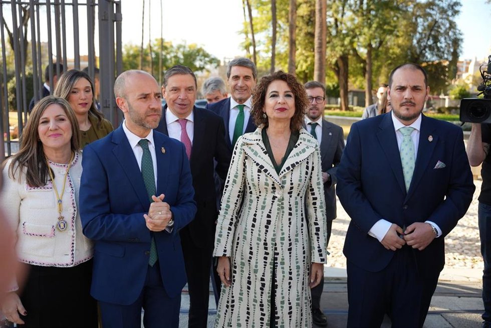 Archivo - La candidata a la Junta de Andalucía del PSOE-A, María Jesús Monter  (c) a su llegada a los actos del Día de Andalucía acompañada por los alcaldes de Adamuz, Rafael Ángel Moreno (d) y Grazalema, Carlos Javier García (i). (Foto de archivo).