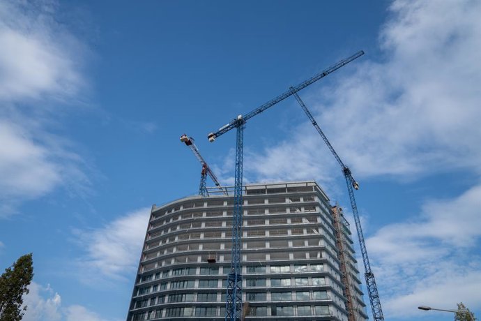 Archivo - Diverses grues en una zona d'obres a Barcelona
