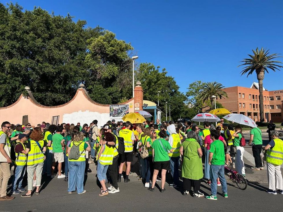 Protesta de sindicatos docentes ante la Conselleria de Educación