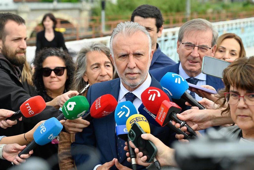 El ministro Angel Victor Torres preside el acto homenaje a las victimas del exilio en Irun Gipuzkoa Puente Avenida