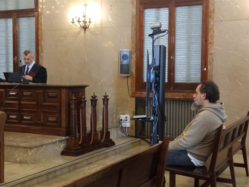 El acusado del crimen de la Colònia de Sant Jordi, en la Audiencia Provincial.