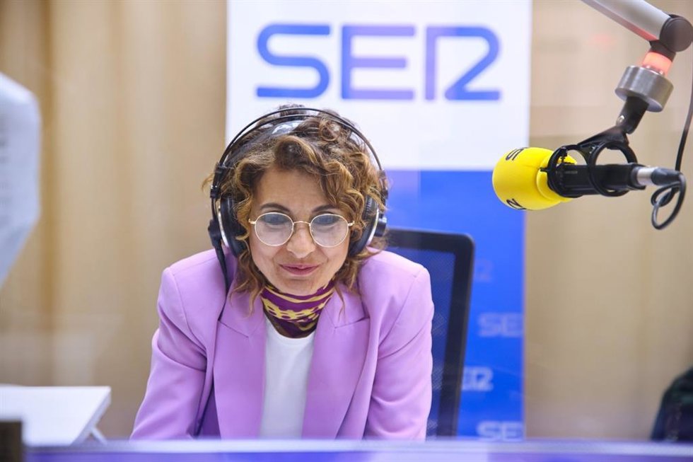 La secretaria general del PSOE-A y candidata a la Junta de Andalucía, María Jesús Montero, en una entrevista en la Cadena SER.