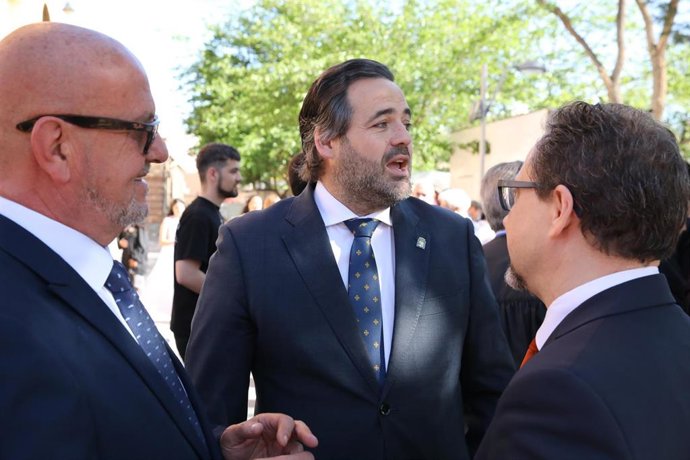 El alcalde de Mora, Emilio Bravo (i), y el presidente del Partido Popular en Castilla-La Mancha, Paco Núñez (c), en una foto de archivo.