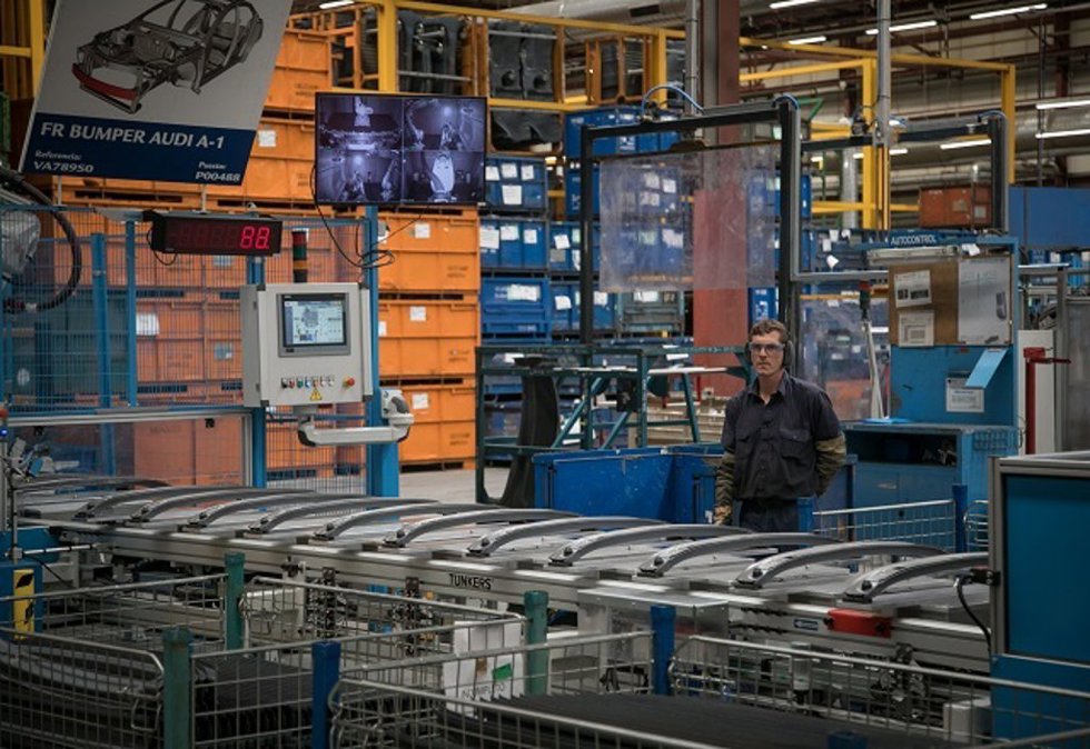 Archivo - Trabajador en fábrica de componentes de vehículos
