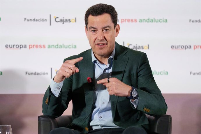El presidente del PP-A y candidato a la reelección como presidente de la Junta, Juanma Moreno, participa en el turno de preguntas formuladas por el delegado de Europa Press Andalucía, Francisco Morón, dentro del ciclo electoral organizado por la agencia d