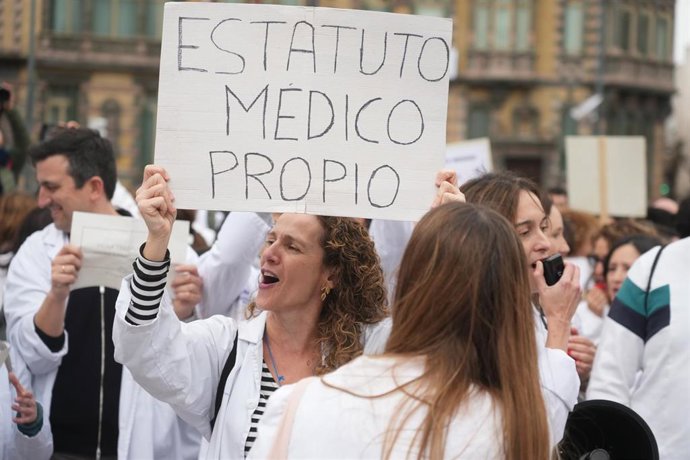 Archivo - Médicos durante una manifestación convocada por el Sindicato Médico de Euskadi