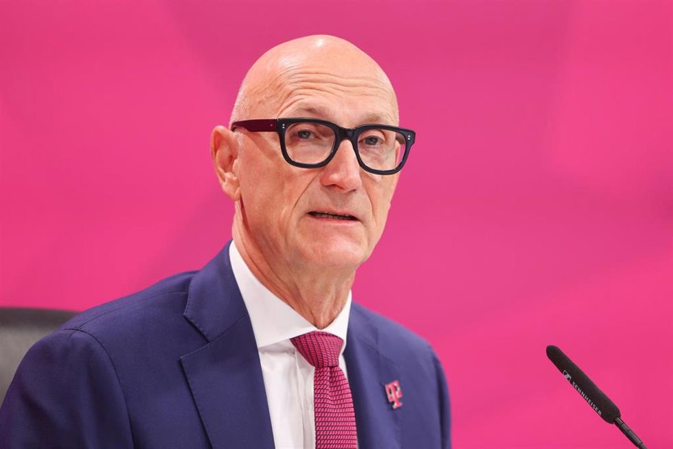 Archivo - 26 February 2026, North Rhine-Westphalia, Bonn: Timotheus Hoettges, CEO of Deutsche Telekom, speaks at the annual press conference for the 2025 financial year. Photo: Oliver Berg/dpa