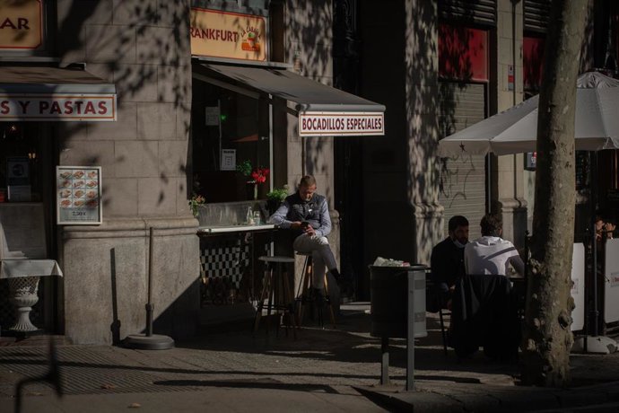 Archivo - Un hombre en una terraza en Barcelona