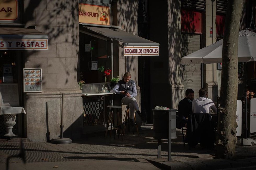 Archivo - Un hombre en una terraza en Barcelona